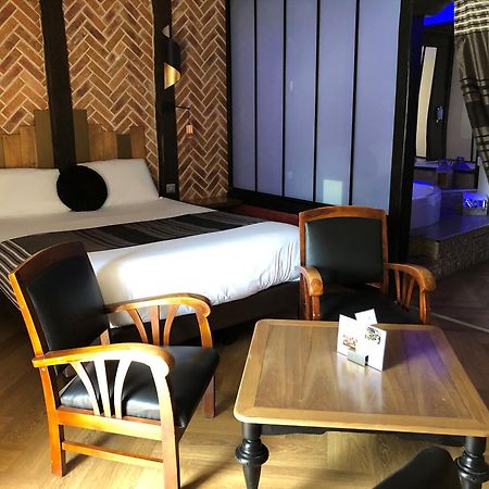 Logis Hotel Oasis Villaines-la-Juhel Buitenkant foto