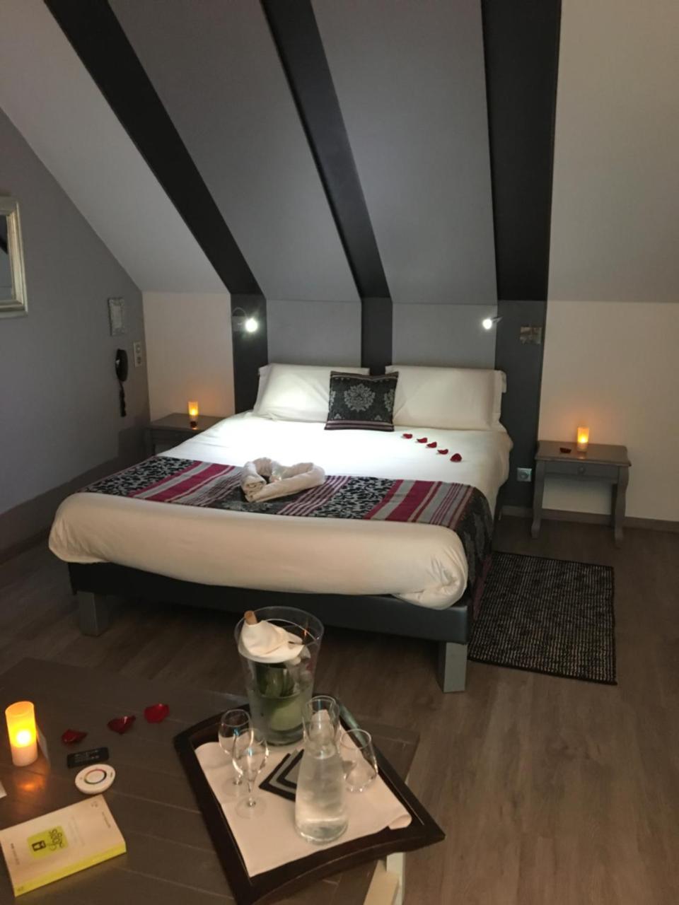 Logis Hotel Oasis Villaines-la-Juhel Buitenkant foto